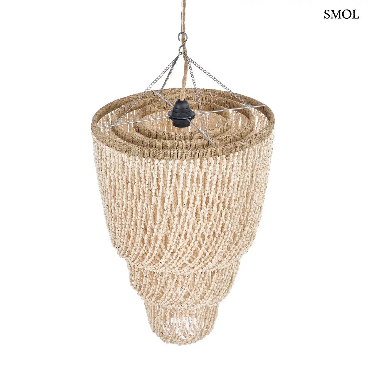 Háromszintes, vízesés formájú kézműves függőlámpa fehér tengeri kagylókból, természetes textúrával és fém vázzal, ferdén