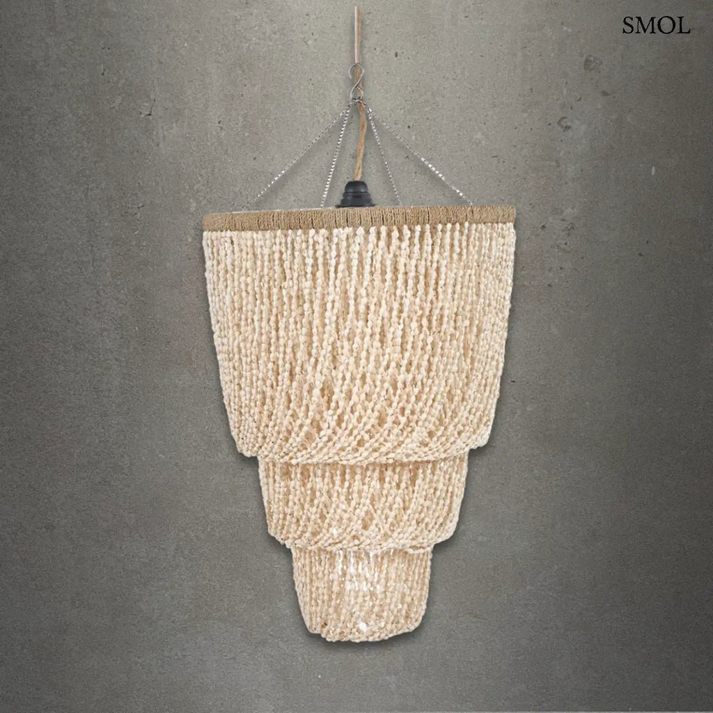 Háromszintes, vízesés formájú kézműves függőlámpa fehér tengeri kagylókból, természetes textúrával és fém vázzal, szürke háttérrel