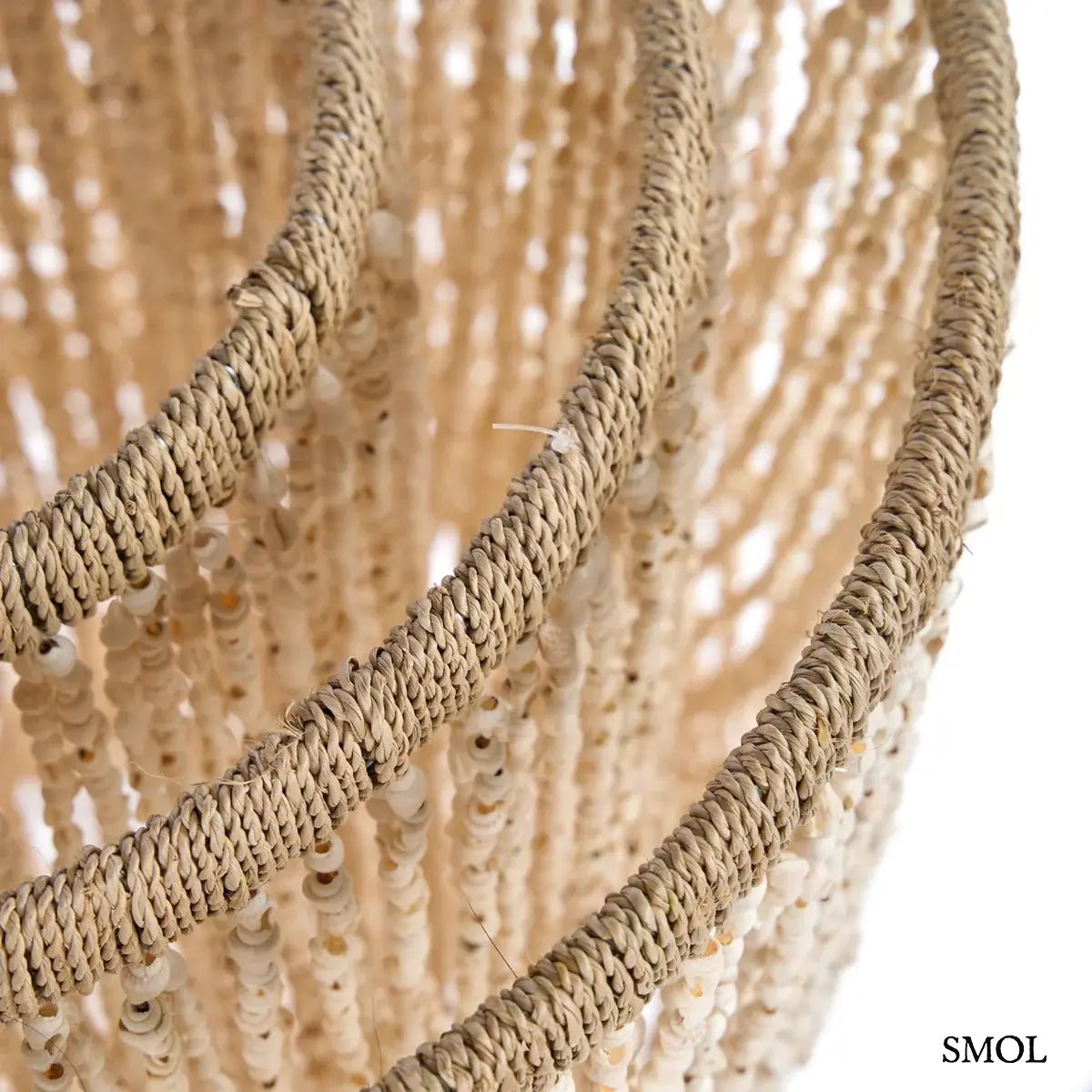 Háromszintes, vízesés formájú kézműves függőlámpa fehér tengeri kagylókból, természetes textúrával és fém vázzal, rétegek nagyítva