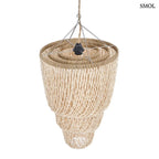 Kagyló csillár - kézzel készített balinéz függőlámpa természetes kagylóhéj rétegekkel, fehér háttérrel, ferdén