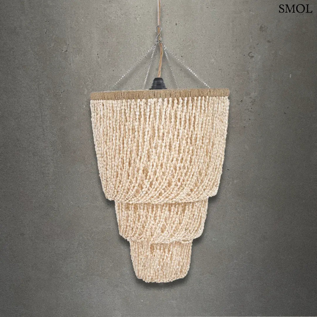 Kagyló csillár - kézzel készített balinéz függőlámpa természetes kagylóhéj rétegekkel, szürke háttérrel