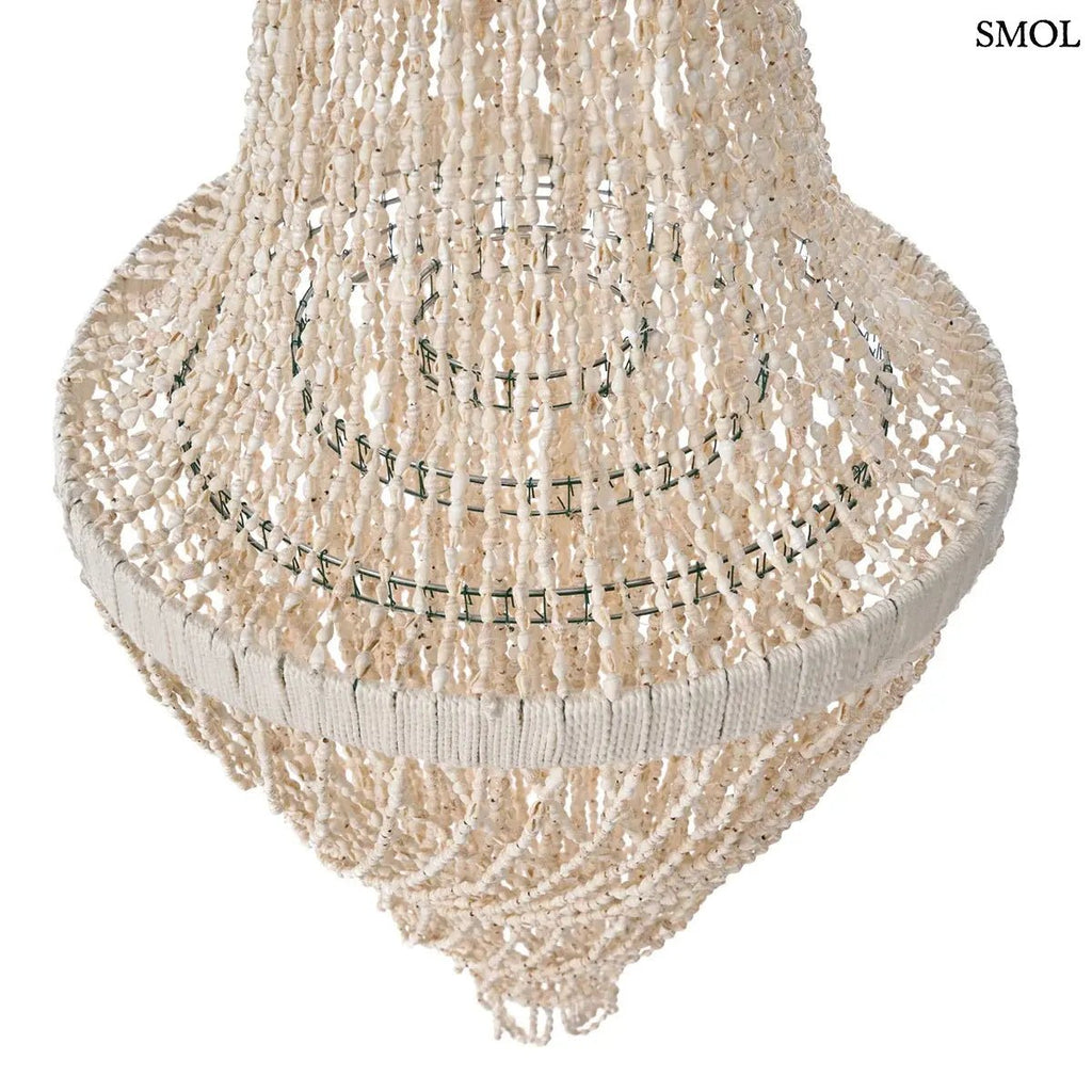 Lépcsőzetes kialakítású, fehér kagyló csillár natúr bojtos díszítéssel és fém vázzal, felülről