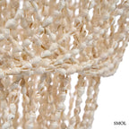 Lépcsőzetes kialakítású, fehér kagyló csillár natúr bojtos díszítéssel és fém vázzal, kagyló fonat nagyítva