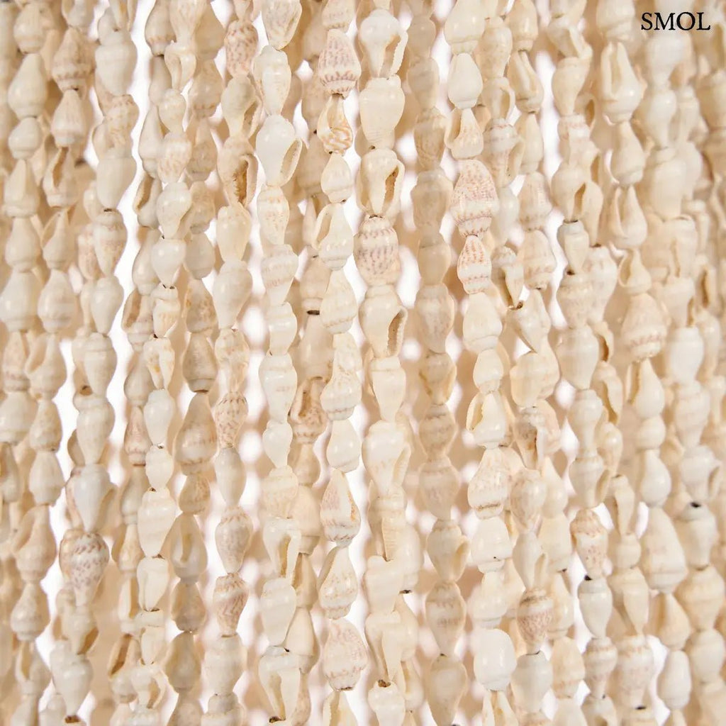 Lépcsőzetes kialakítású, fehér kagyló csillár natúr bojtos díszítéssel és fém vázzal, kagylók nagyítva