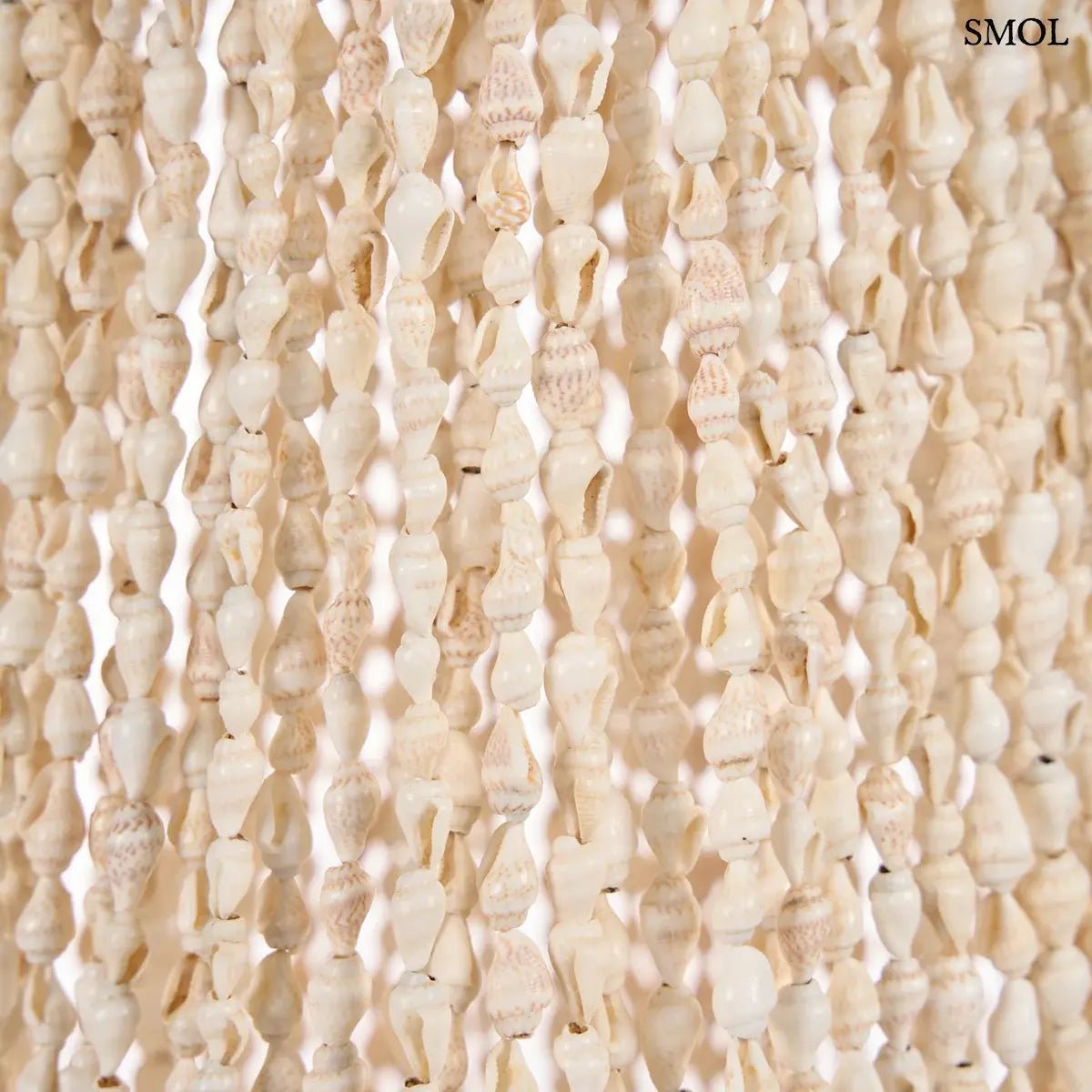 Lépcsőzetes kialakítású, fehér kagyló csillár natúr bojtos díszítéssel és fém vázzal, kagylók nagyítva