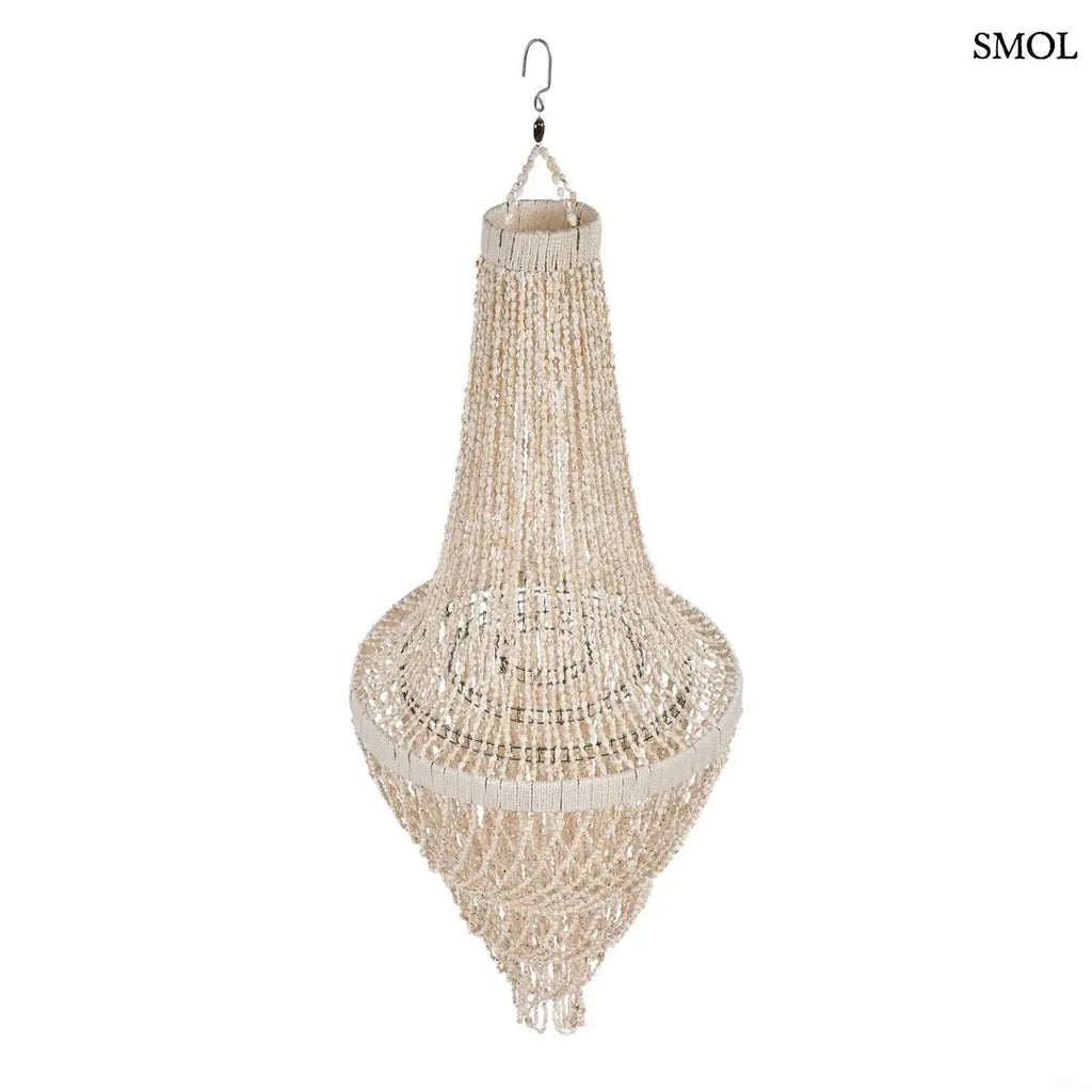 Lépcsőzetes kialakítású, fehér kagyló csillár natúr bojtos díszítéssel és fém vázzal, ferdén