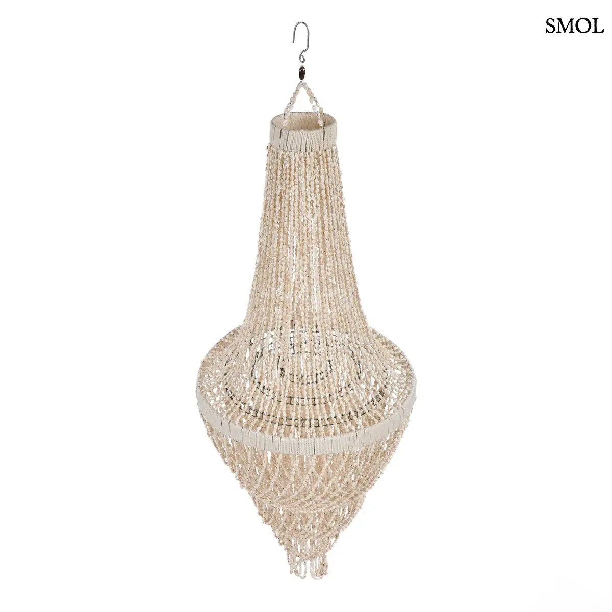 Lépcsőzetes kialakítású, fehér kagyló csillár natúr bojtos díszítéssel és fém vázzal, ferdén