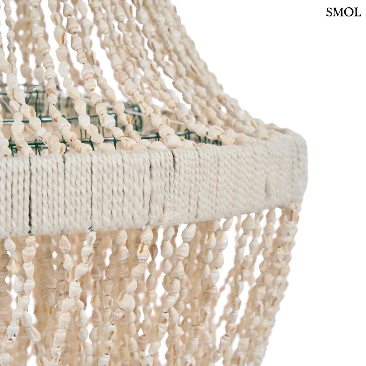 Lépcsőzetes kialakítású, fehér kagyló csillár natúr bojtos díszítéssel és fém vázzal, fonat nagyítva