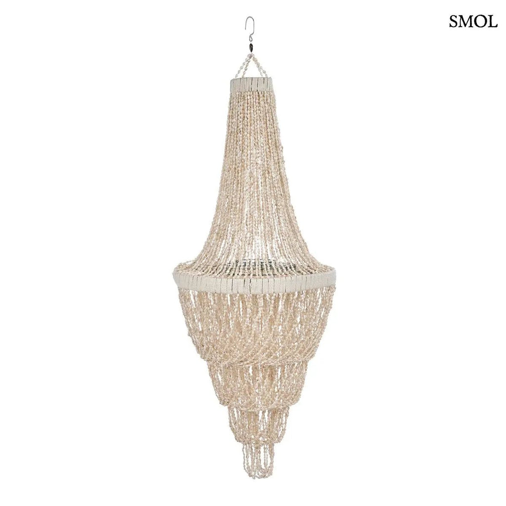 Lépcsőzetes kialakítású, fehér kagyló csillár natúr bojtos díszítéssel és fém vázzal, fehér háttérrel