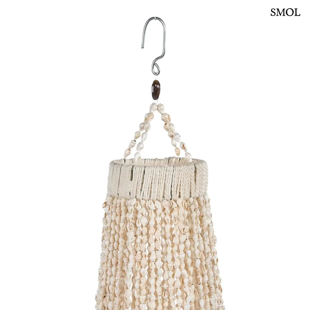 Lépcsőzetes kialakítású, fehér kagyló csillár natúr bojtos díszítéssel és fém vázzal, akasztóval