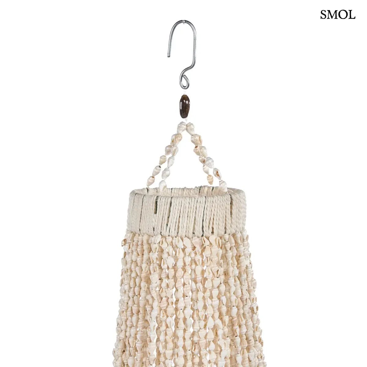 Lépcsőzetes kialakítású, fehér kagyló csillár natúr bojtos díszítéssel és fém vázzal, akasztóval