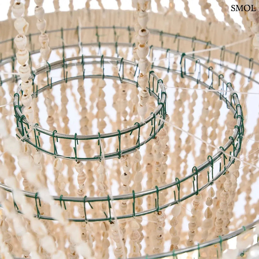 Lépcsőzetes kialakítású, fehér kagyló csillár natúr bojtos díszítéssel és fém vázzal, fém váz nagyítva