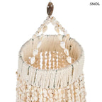 Lépcsőzetes kialakítású, fehér kagyló csillár natúr bojtos díszítéssel és fém vázzal, kagylós akasztóval