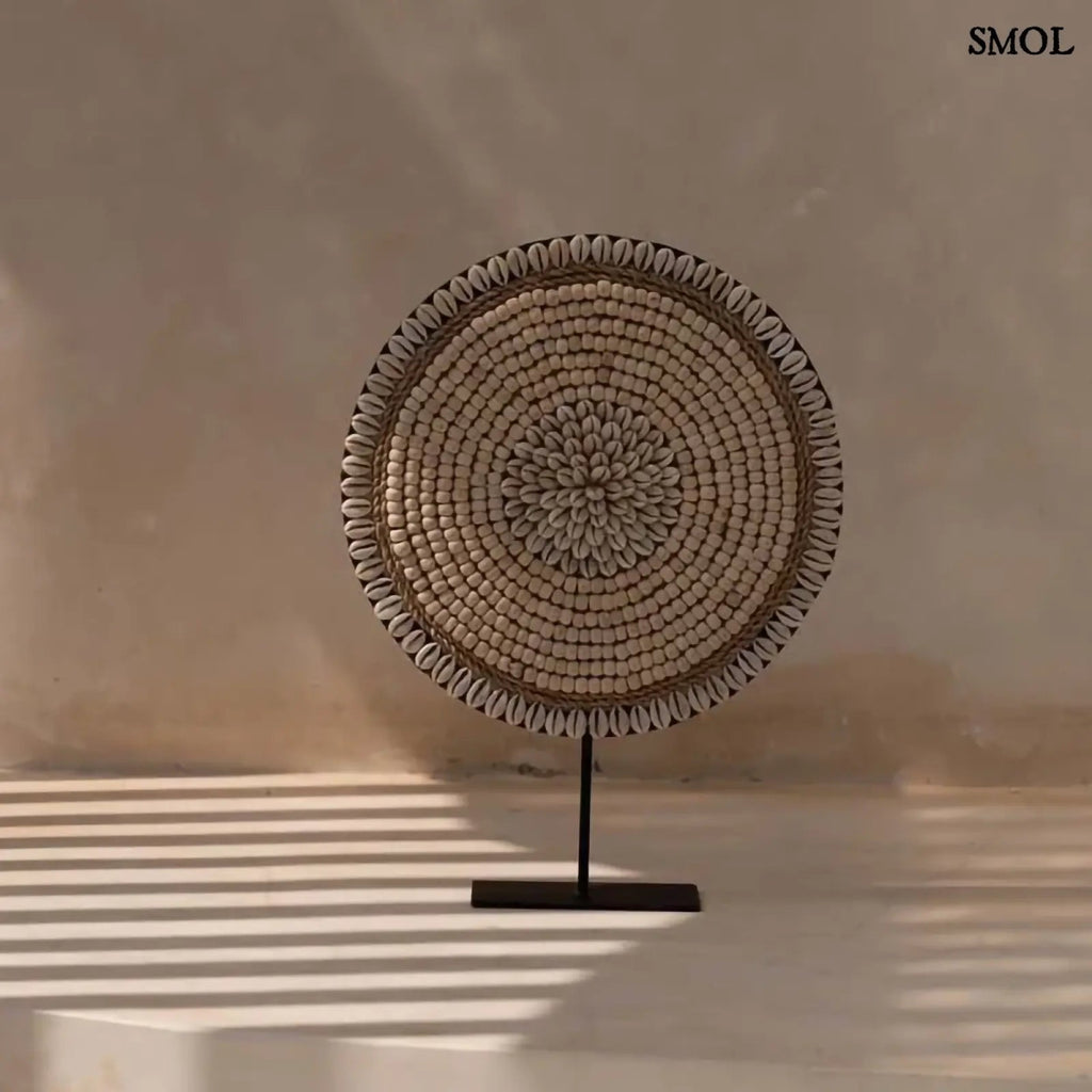 kagyló dekoráció állvánnyal, natúr fehér színben natúr háttérrel