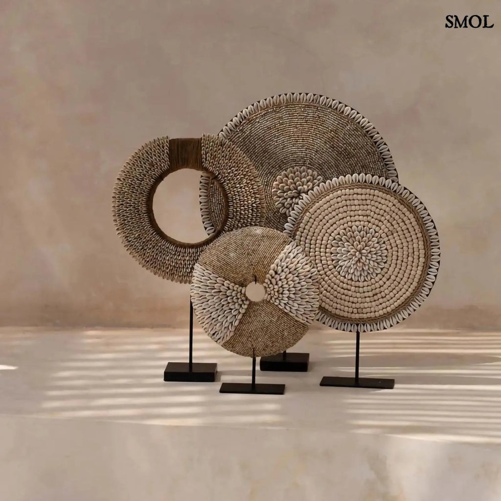 kagyló dekoráció állvánnyal, natúr fehér színben 4 dekoráció egymás mellett