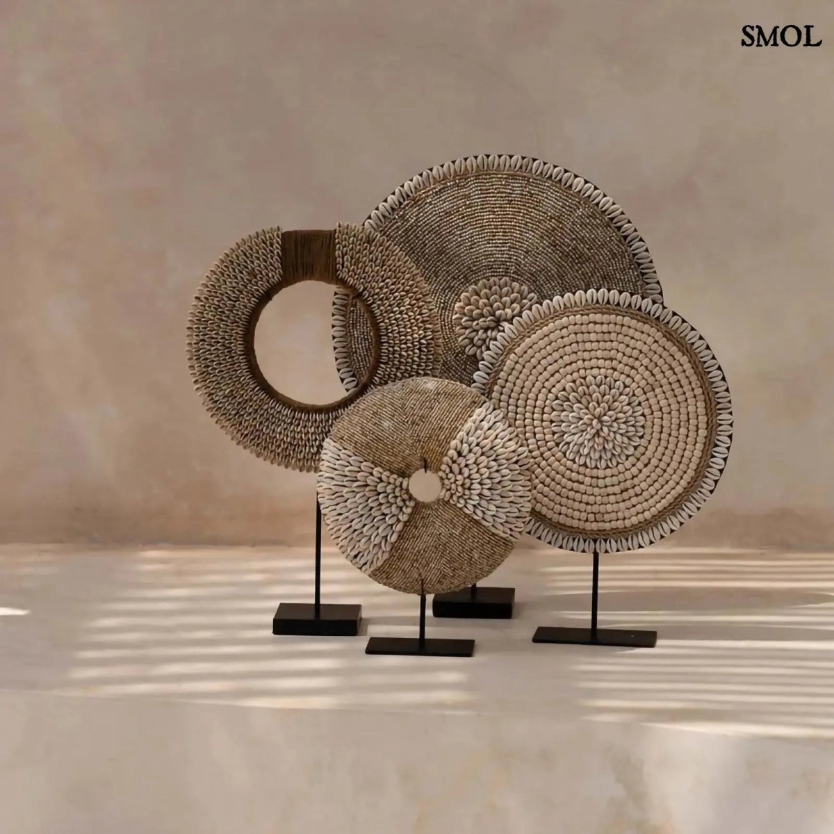 kagyló dekoráció állvánnyal, natúr fehér színben 4 dekoráció egymás mellett