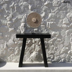 Kagyló dekoráció Guadeloupe, állványon, 55 cm magas, natúr fehér kagylókkal díszítve fekete kisasztalon