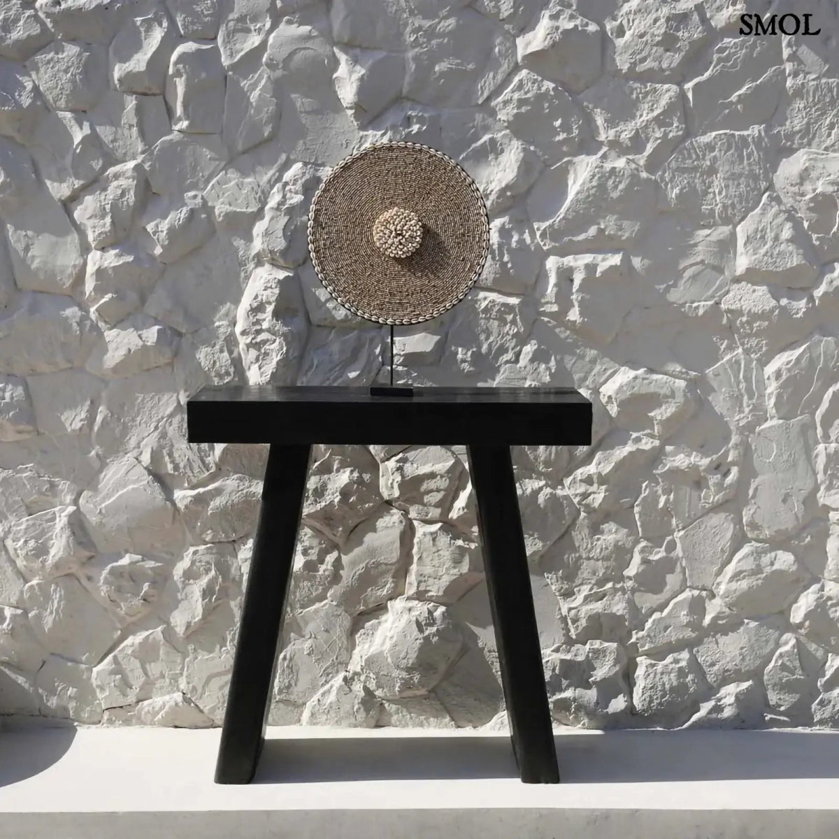 Kagyló dekoráció Guadeloupe, állványon, 55 cm magas, natúr fehér kagylókkal díszítve fekete kisasztalon