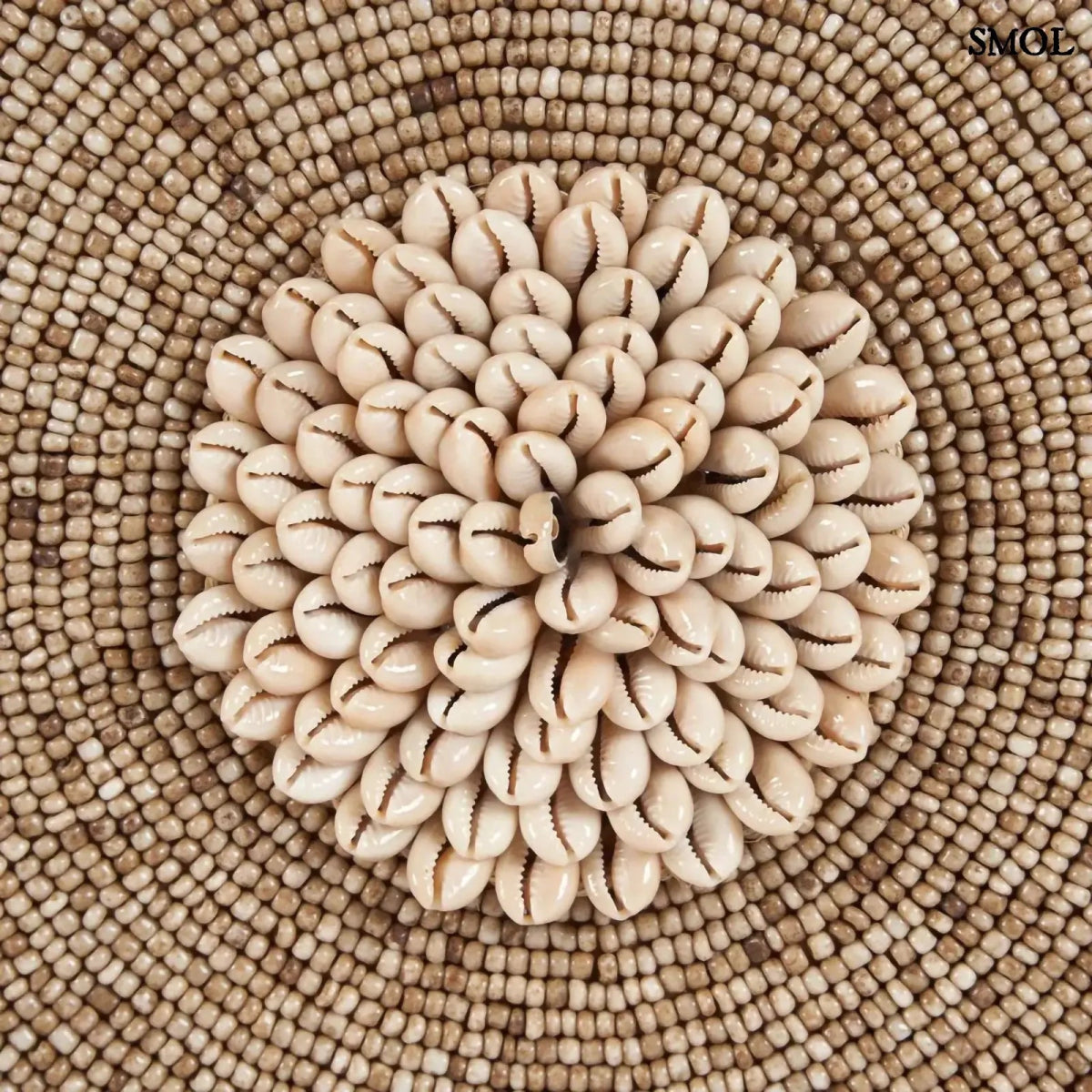 Kagyló dekoráció Guadeloupe, állványon, 55 cm magas, natúr fehér kagylókkal díszítve közepe nagyítva