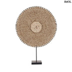 Kagyló dekoráció Guadeloupe, állványon, 55 cm magas, natúr fehér kagylókkal díszítve fehér háttérrel