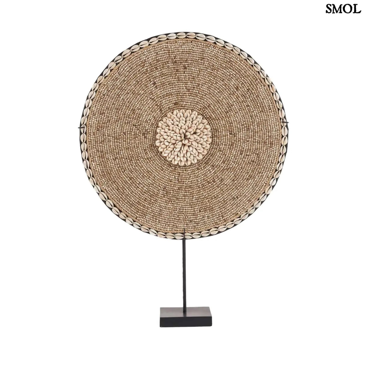 Kagyló dekoráció Guadeloupe, állványon, 55 cm magas, natúr fehér kagylókkal díszítve fehér háttérrel