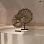 Natúr fehér kagylókból készült, kör alakú kagyló dekoráció fekete fémállvánnyal két méretben, mintával