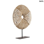 Natúr fehér kagylókból készült, kör alakú kagyló dekoráció fekete fémállvánnyal ferdén