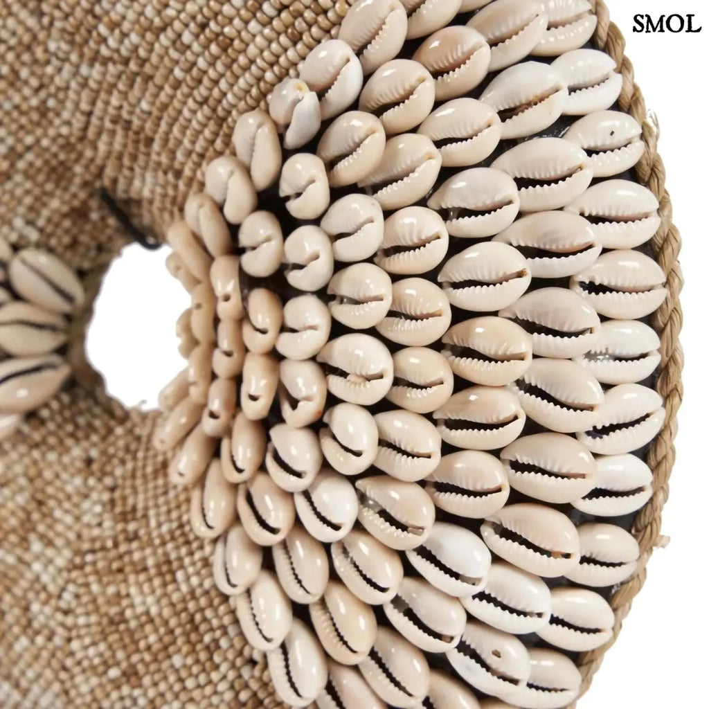 Natúr fehér kagylókból készült, kör alakú kagyló dekoráció fekete fémállvánnyal fehér kagylók nagyítva