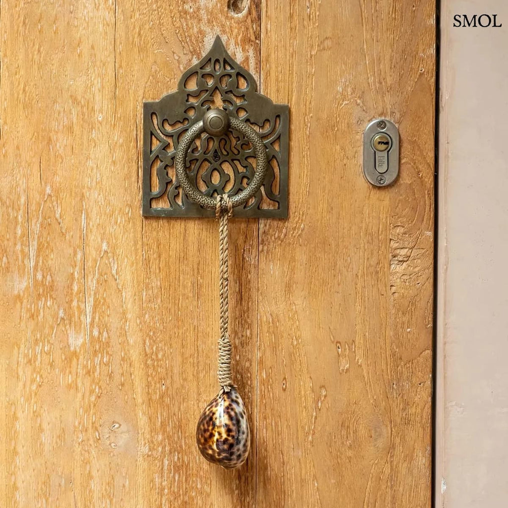 Kézzel készített kagyló dekoráció fonott akasztón, egyedi mintázatú indonéz tigriscsiga függődísz, ajtón, szemből