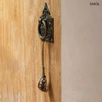 Kézzel készített kagyló dekoráció fonott akasztón, egyedi mintázatú indonéz tigriscsiga függődísz, ajtón, oldalról