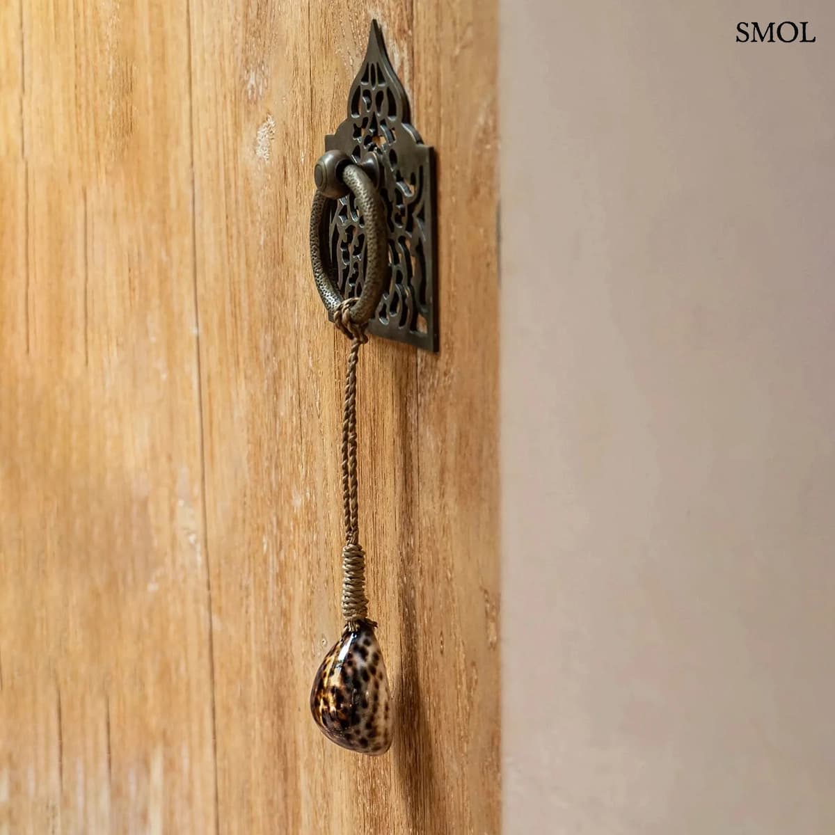 Kézzel készített kagyló dekoráció fonott akasztón, egyedi mintázatú indonéz tigriscsiga függődísz, ajtón, oldalról