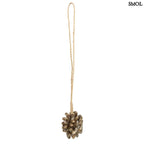 Barna kagyló függődísz, kézműves bojt formában, natúr kötélre akasztva fehér háttérrel