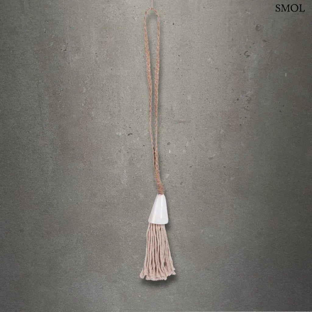 Kézzel készült kagyló függődísz és font tengerifű dekoráció, szürke háttérrel