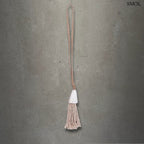 Kézzel készült kagyló függődísz és font tengerifű dekoráció, szürke háttérrel