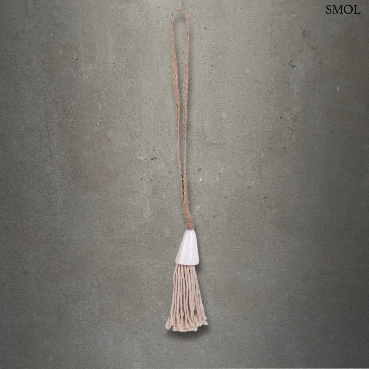 Kézzel készült kagyló függődísz és font tengerifű dekoráció, szürke háttérrel