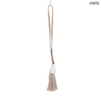 Kézzel készült kagyló függődísz és font tengerifű dekoráció, fehér háttérrel