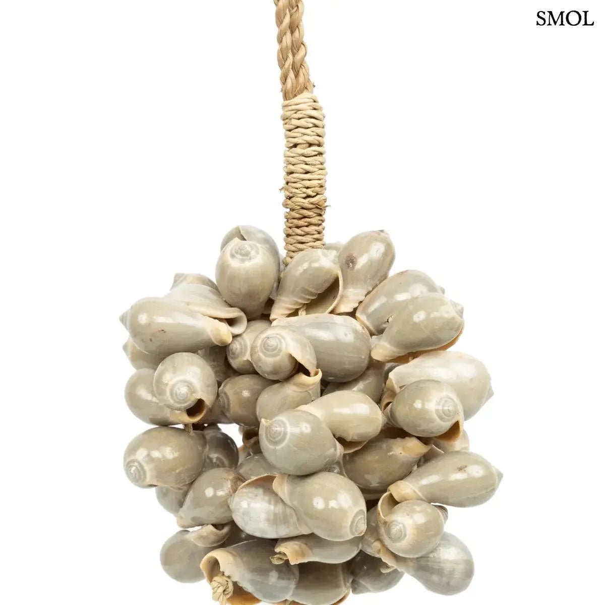 Kézzel készült, szürke színű kagyló függődísz sodrott kötéllel, kagyló nagyítva