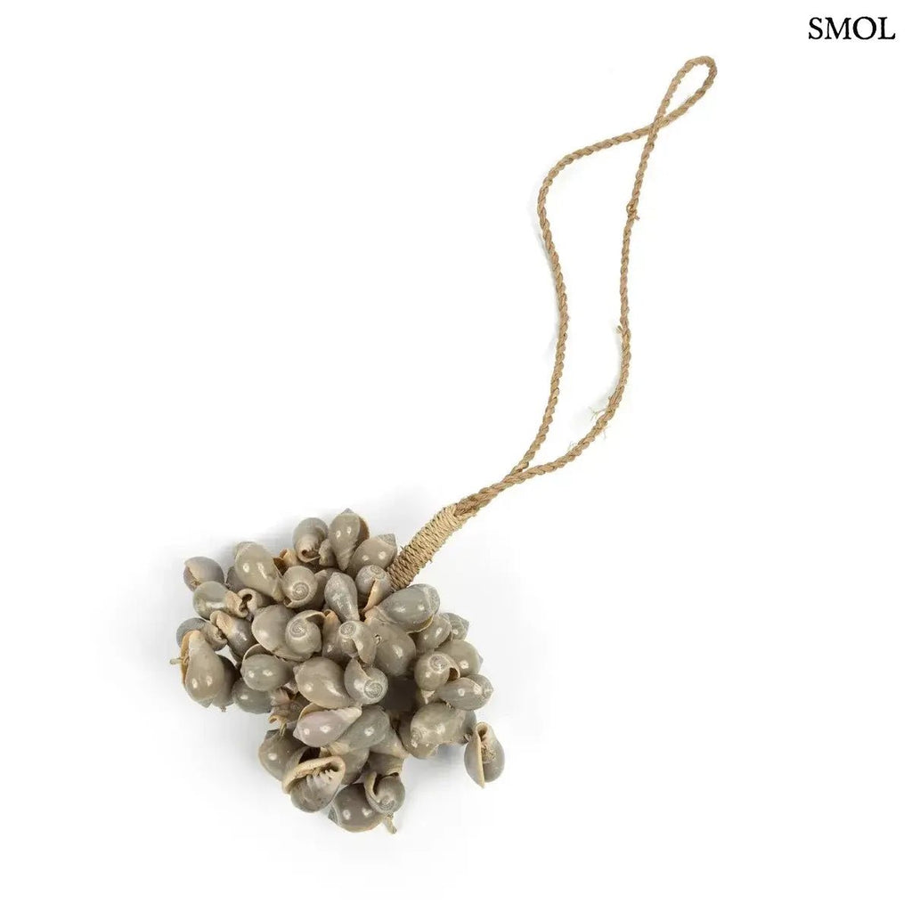 Kézzel készült, szürke színű kagyló függődísz sodrott kötéllel, hullámos kötéllel