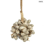 Kézzel készült, szürke színű kagyló függődísz sodrott kötéllel, oldalról