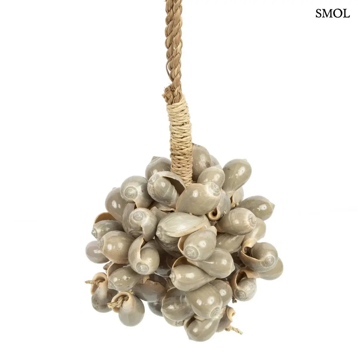 Kézzel készült, szürke színű kagyló függődísz sodrott kötéllel, oldalról