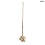 Kagylós dekoráció függő fehér kauri kagylókból és natúr fonott kötélből Bali szigetéről, fehér háttérrel