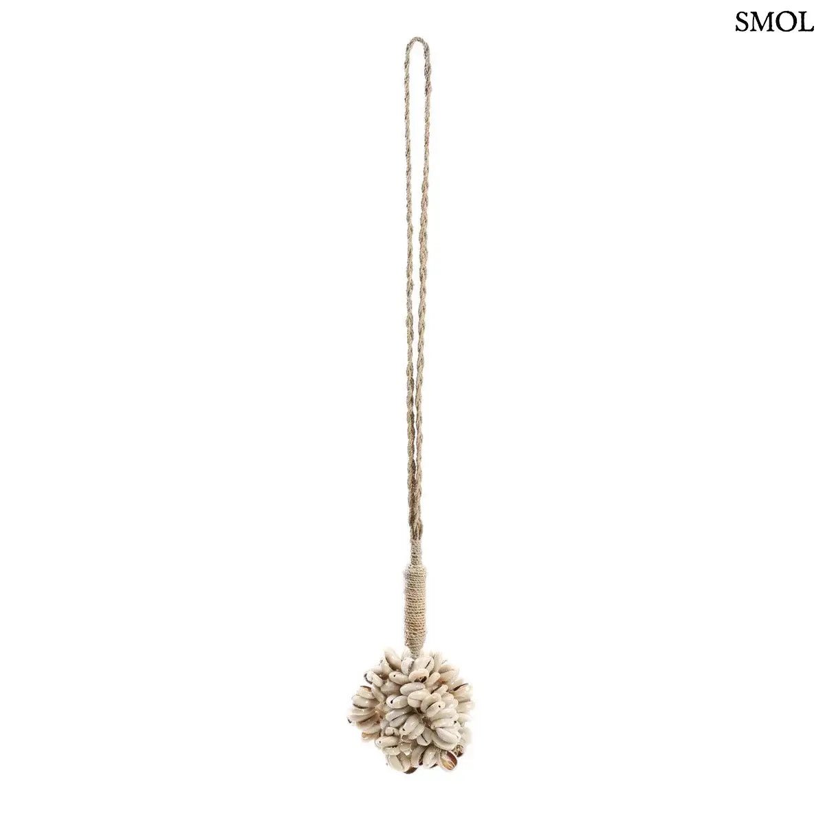 Kagylós dekoráció függő fehér kauri kagylókból és natúr fonott kötélből Bali szigetéről, fehér háttérrel