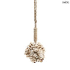 Kagylós dekoráció függő fehér kauri kagylókból és natúr fonott kötélből Bali szigetéről, nagyítva