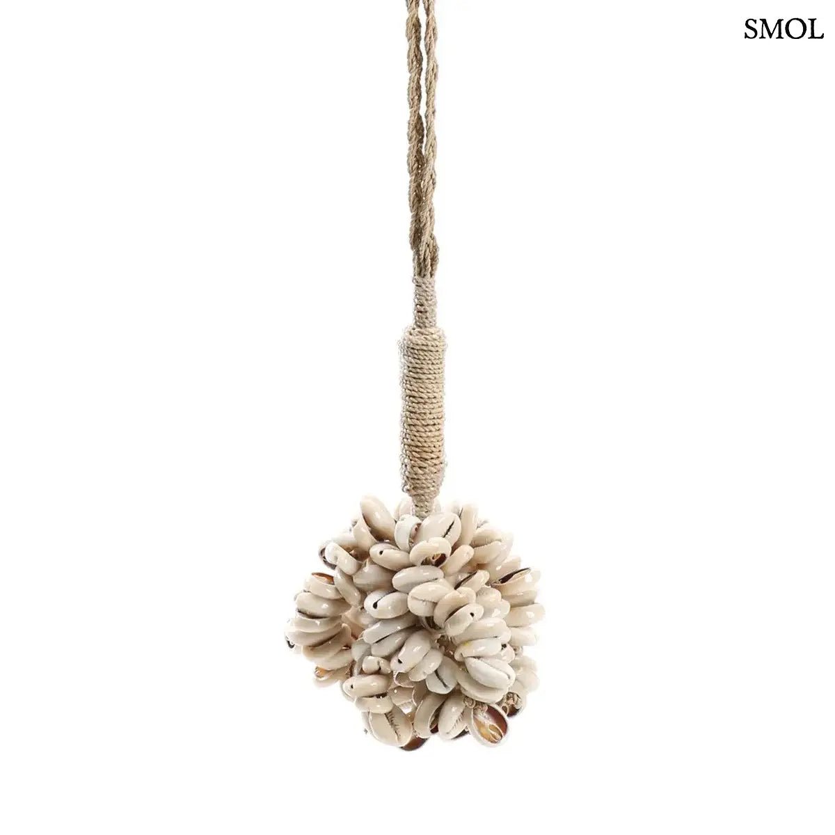 Kagylós dekoráció függő fehér kauri kagylókból és natúr fonott kötélből Bali szigetéről, nagyítva