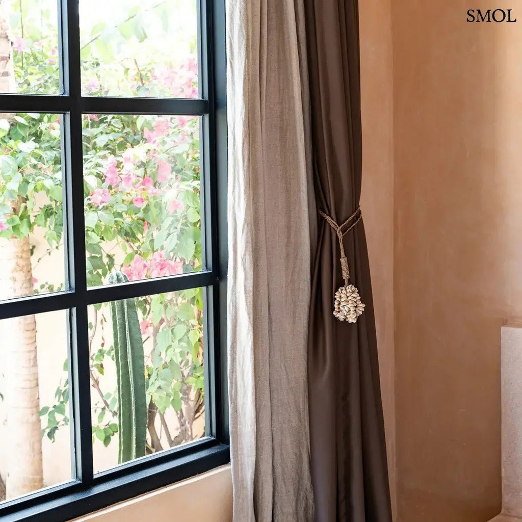 Kagylós dekoráció függő fehér kauri kagylókból és natúr fonott kötélből Bali szigetéről, függönyön