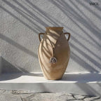 Kagylós dekoráció függő fehér kauri kagylókból és natúr fonott kötélből Bali szigetéről, kaspón