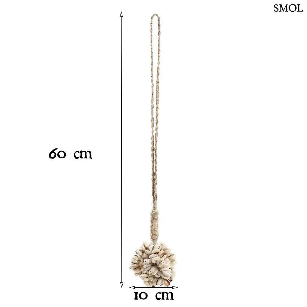 Kagylós dekoráció függő fehér kauri kagylókból és natúr fonott kötélből Bali szigetéről, méretekkel