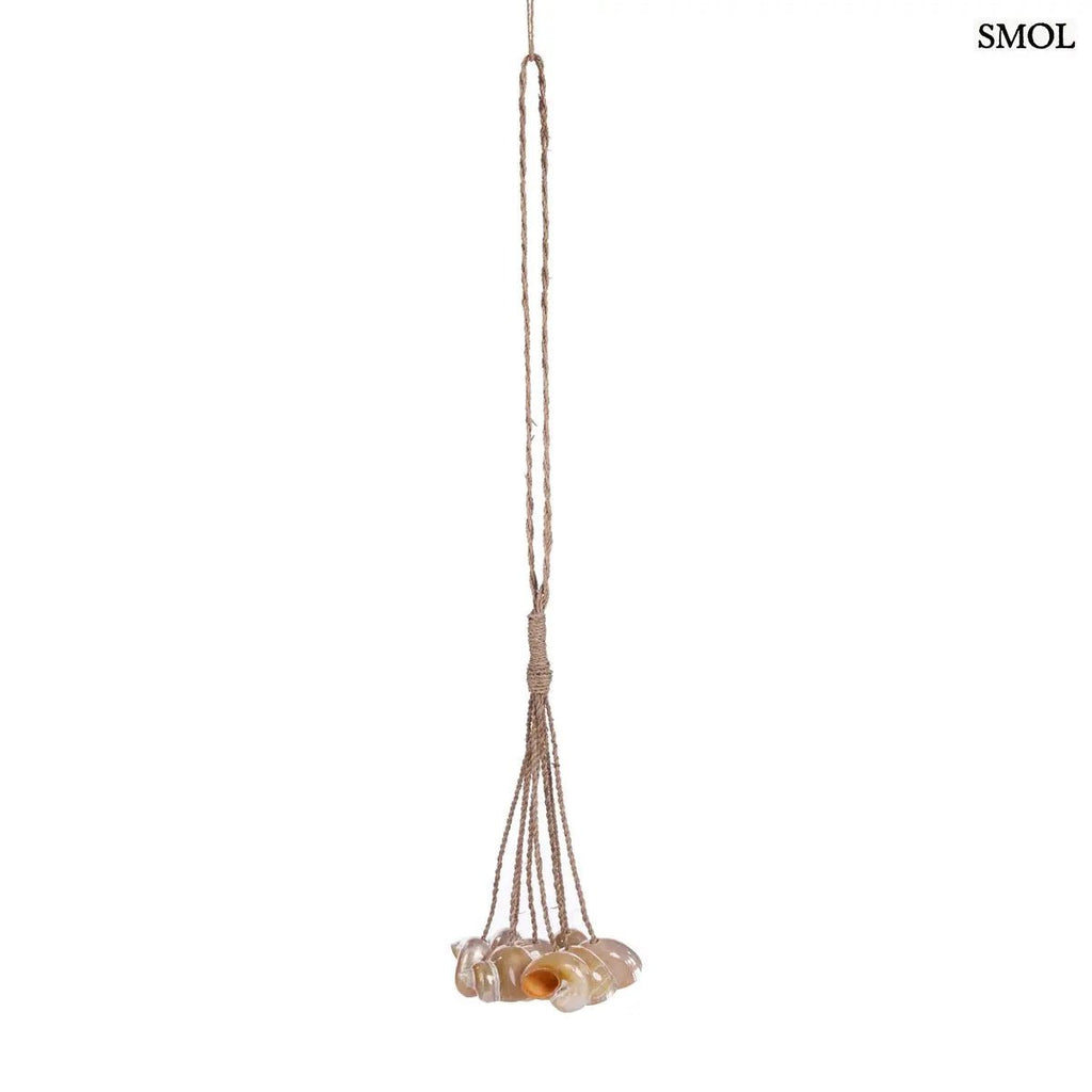 Kézzel készített kagylós dekoráció natúr kötélen függő conch kagylókkal, fehér háttérrel