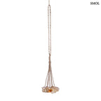 Kézzel készített kagylós dekoráció natúr kötélen függő conch kagylókkal, fehér háttérrel