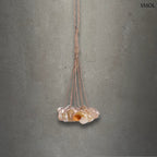 Kézzel készített kagylós dekoráció natúr kötélen függő conch kagylókkal, szürke háttérrel